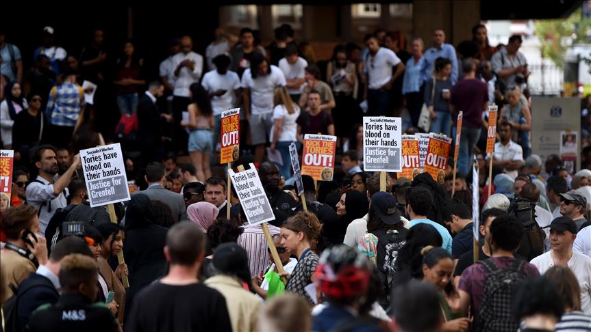 Londra'daki yangının ardından yetkililer protesto edildi