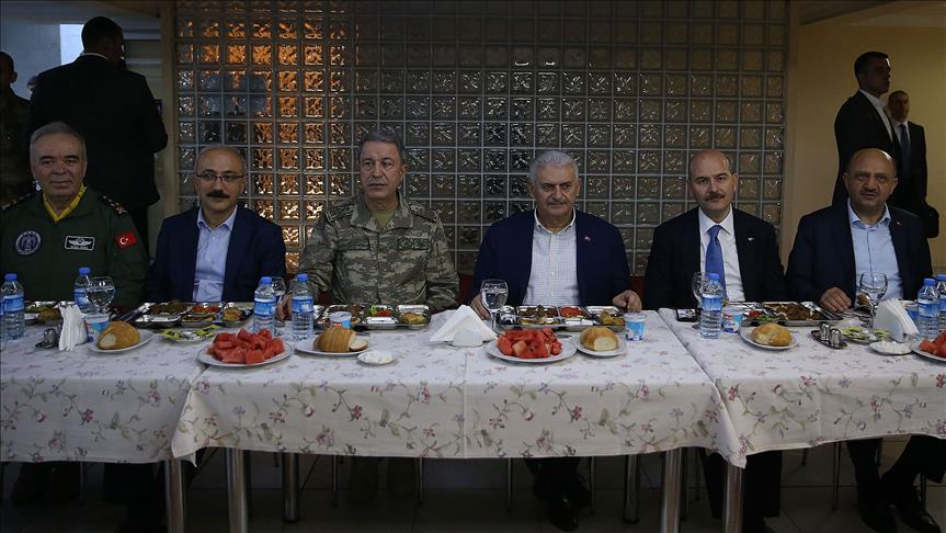 Başbakan Yıldırım, Lice'deki askerlerle sahur yaptı