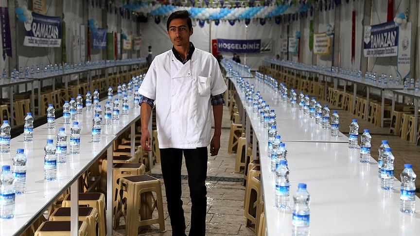 Cezasını iftar çadırında çalışarak çekiyor