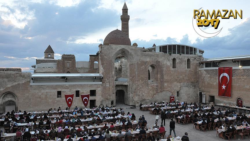 Tarihi sarayın kapıları 'iftar' için açıldı