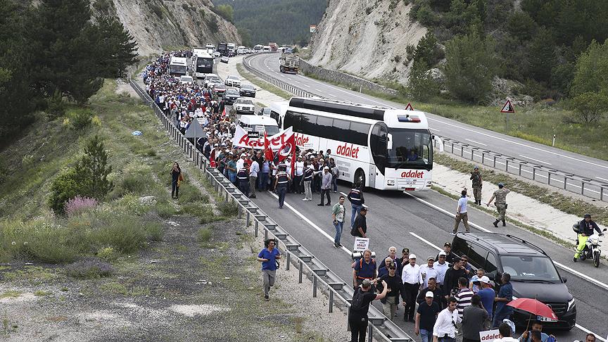 CHP yürüyüşünde kalp krizi geçiren partili yaşamını yitirdi..