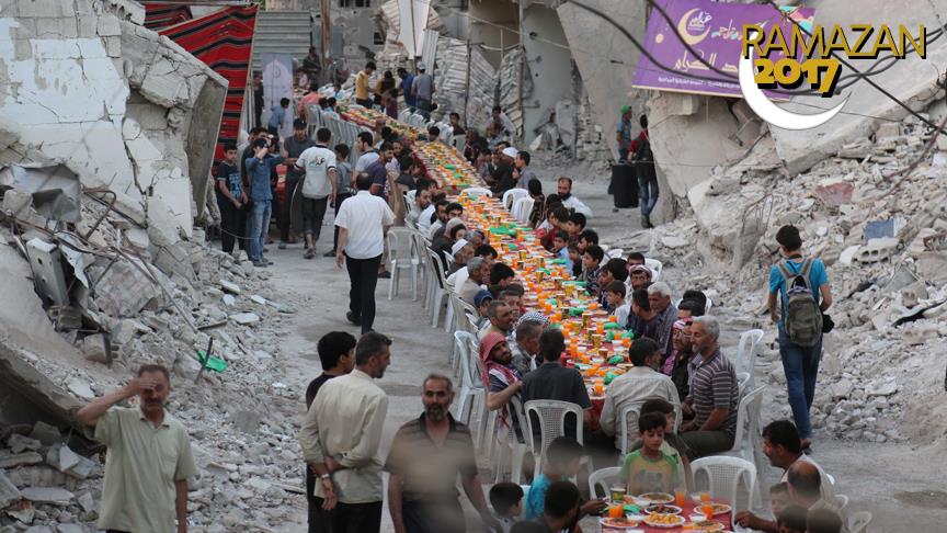 Suriye'de kuşatma altındaki Duma'da açık havada iftar sevinci