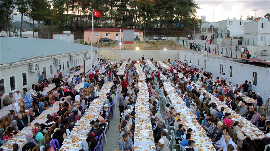 Türkmen kampında iftar