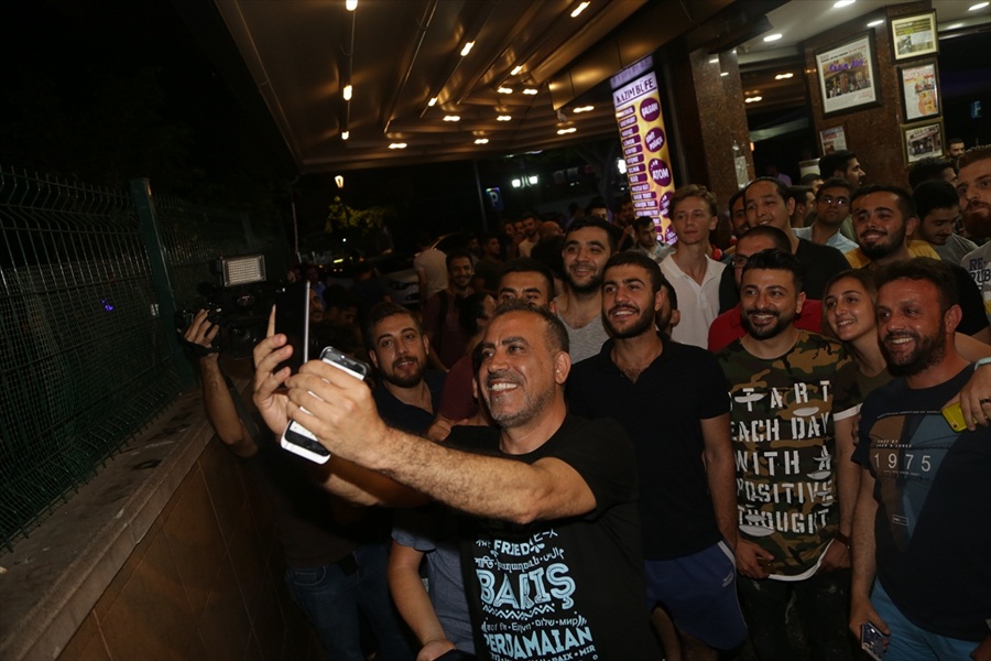 Haluk Levent hayranlarına muzlu süt ısmarladı