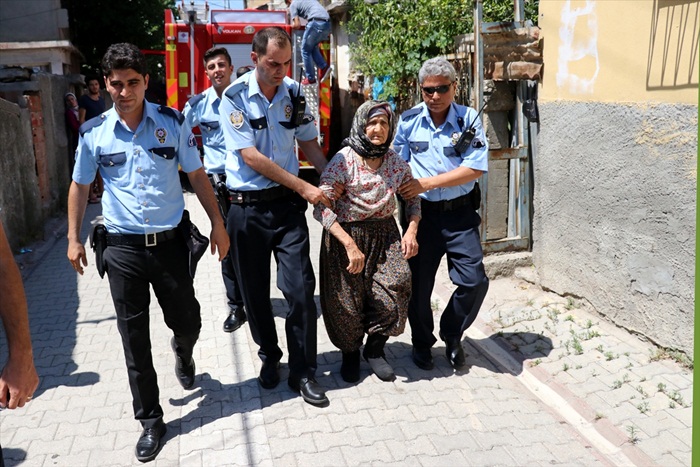 Polise taş atarak yanına yaklaştırmadı