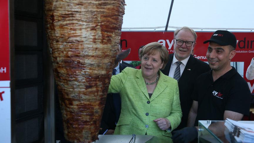 Almanya Başbakanı Merkel döner kesti