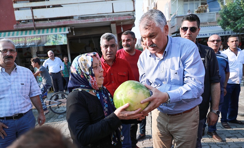 Adana'da sıcak havadan bunalanlara ücretsiz karpuz..