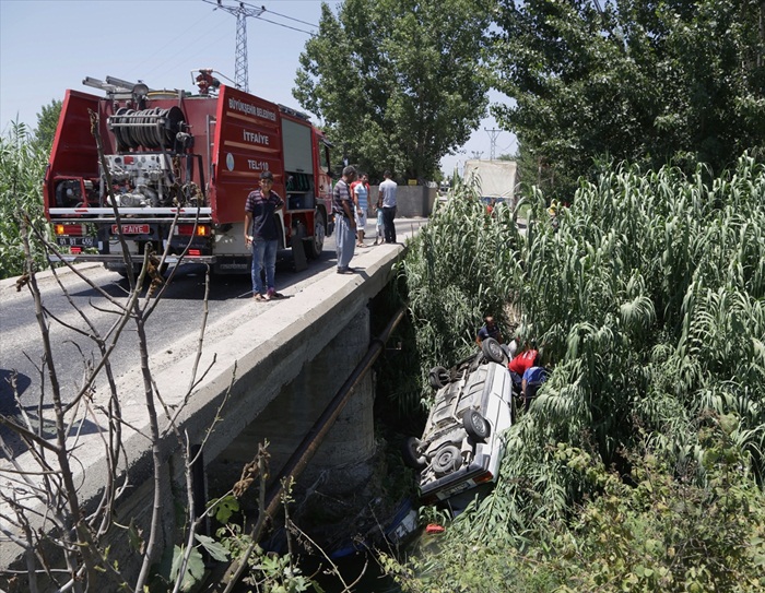 Adana'da otomobil köprüden dere yatağına devrildi: 3 yaralı