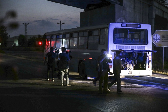 Adana'da cezaevi personelini taşıyan otobüste yangın