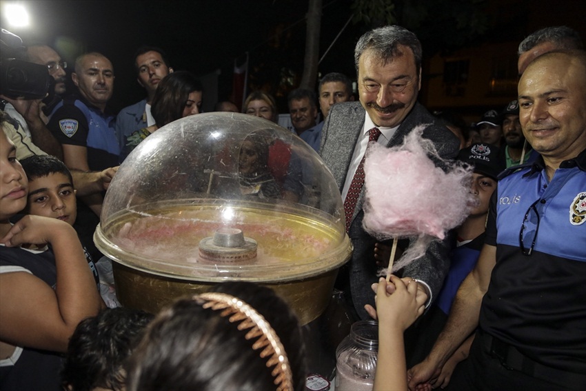 Adana Emniyet Müdürü Ak, pamuk şekeri yapıp dağıttı