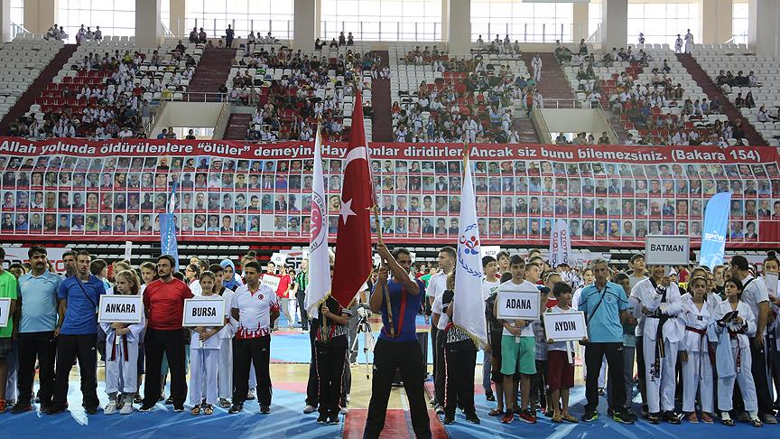 Şampiyonlar 15 Temmuz şehitlerinin aileleriyle buluştu