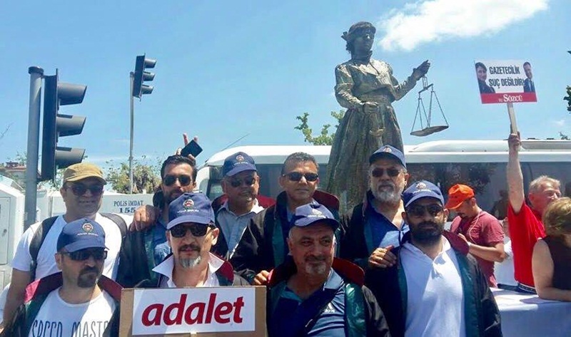 Adana Barosu Mensubu Avukatlar Adalet Mitingine Katıldı.