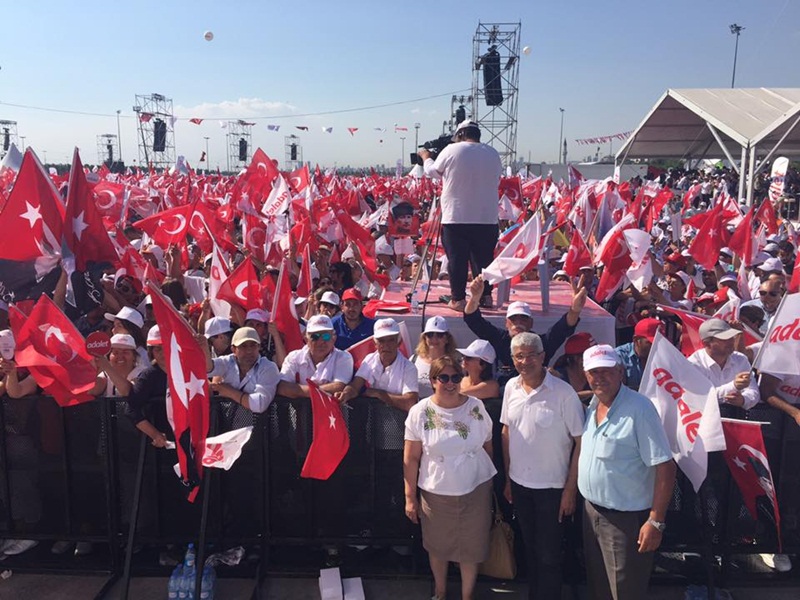 Türk Halkı Hak, Hukuk, Adalet Sağlamak İçin Yarınlara Yürüdü