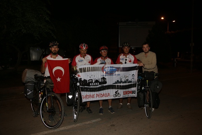 Pedal çevirerek şehit Ömer Halisdemir'in kabrine gidiyorlar