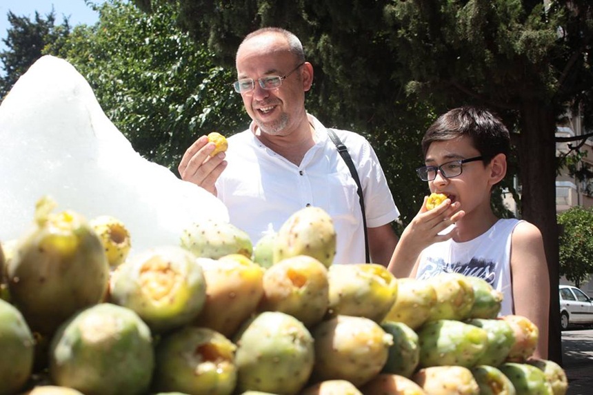 Adana’da vatandaşlar dikenli incir yiyerek serinliyor