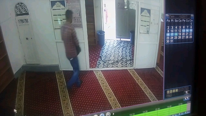 Camiden hırsızlık girişimi güvenlik kamerasında
