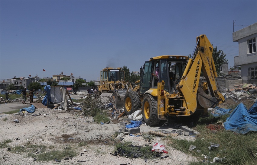 Adana'da Suriyeliler ve tarım işçilerinin kurduğu çadırlar kaldırıldı