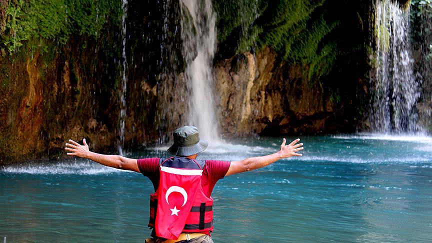 Sıcaktan bunalanlar Küp Şelaleri'nde serinliyor