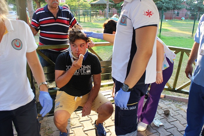 Başına kürekle vurulan genç yaralandı