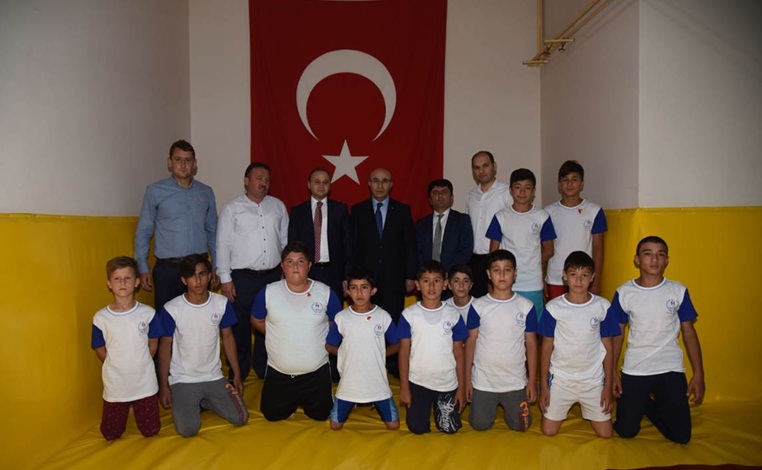 Adana Valisi Demirtaş, Tufanbeyli İlçesi’nde başarılı sporculara çeyrek altın hediye etti