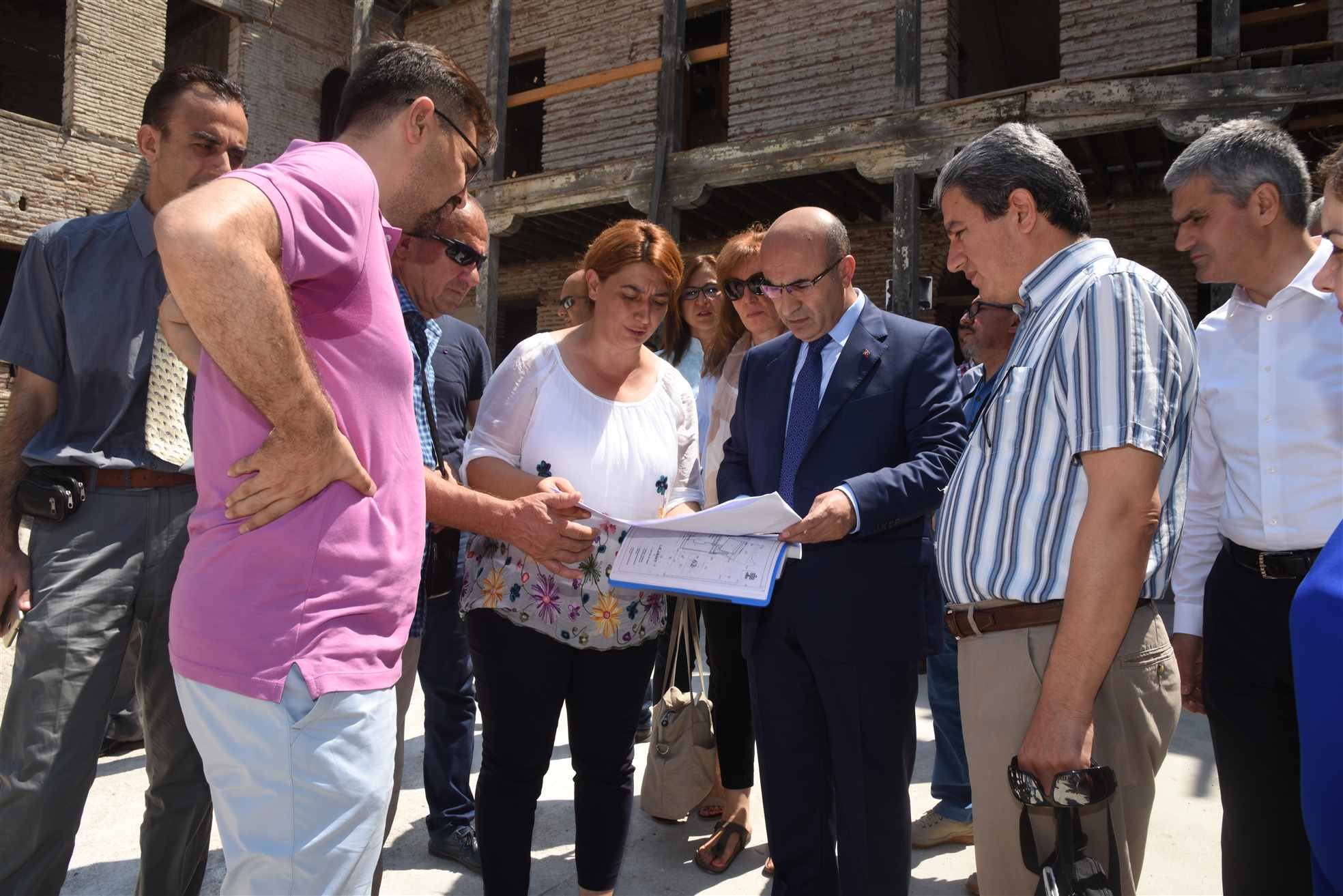 Vali Demirtaş, Restorasyon Çalışmaları Devam Eden Tarihi Tepebağ Ortaokulunda İncelemede Bulundu..