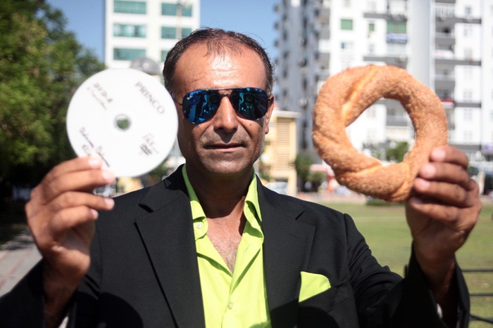 Müzik CD'si çoğaltmak için simit satıyor 