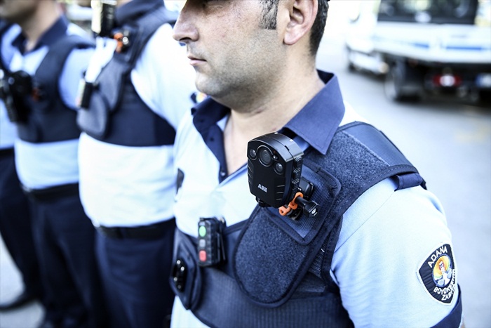 Adana'da zabıta ekiplerinden yaka kameralı denetim