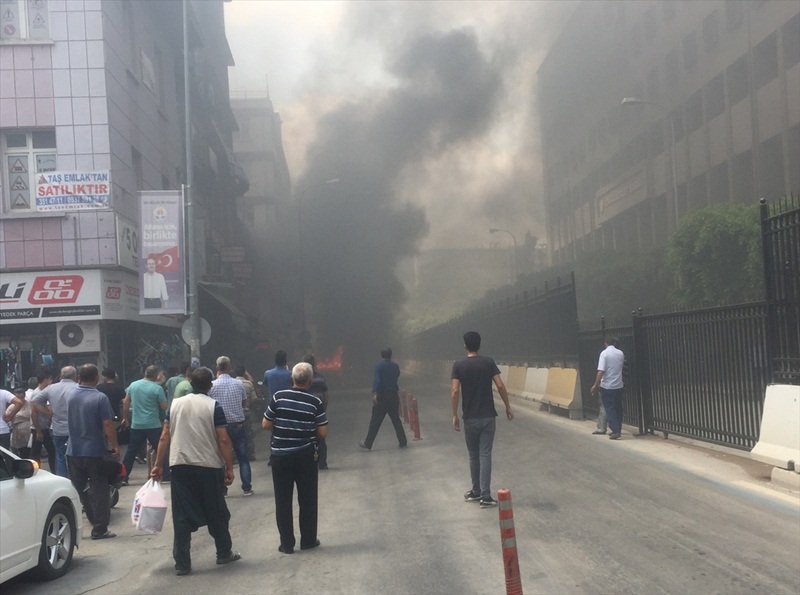  Adana'da adliye önünde aracını yaktı