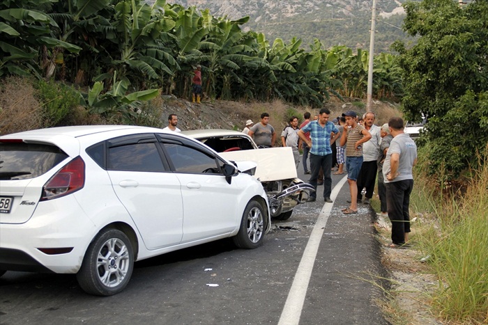 Alanya'da iki otomobil çarpıştı: 12 yaralı