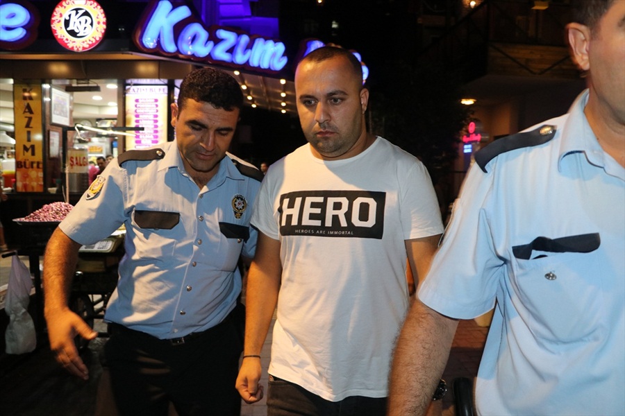 Adana'da "Hero" yazılı tişört giyen şahıs gözaltına alındı