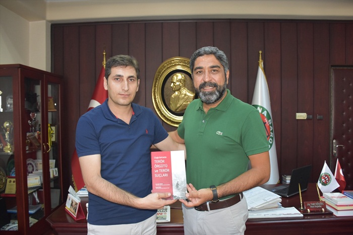 Hakimler yazdığı kitabı Baro Başkanı Küçük'e hediye etti