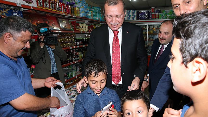 Cumhurbaşkanı Erdoğan Rize'de çocuklara çikolata dağıttı