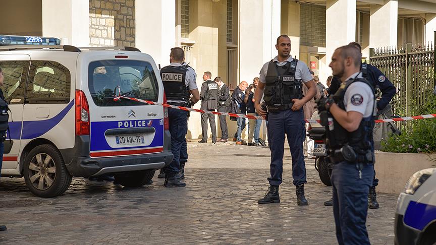 Paris'te devriye gezen askerlere araçlı saldırı