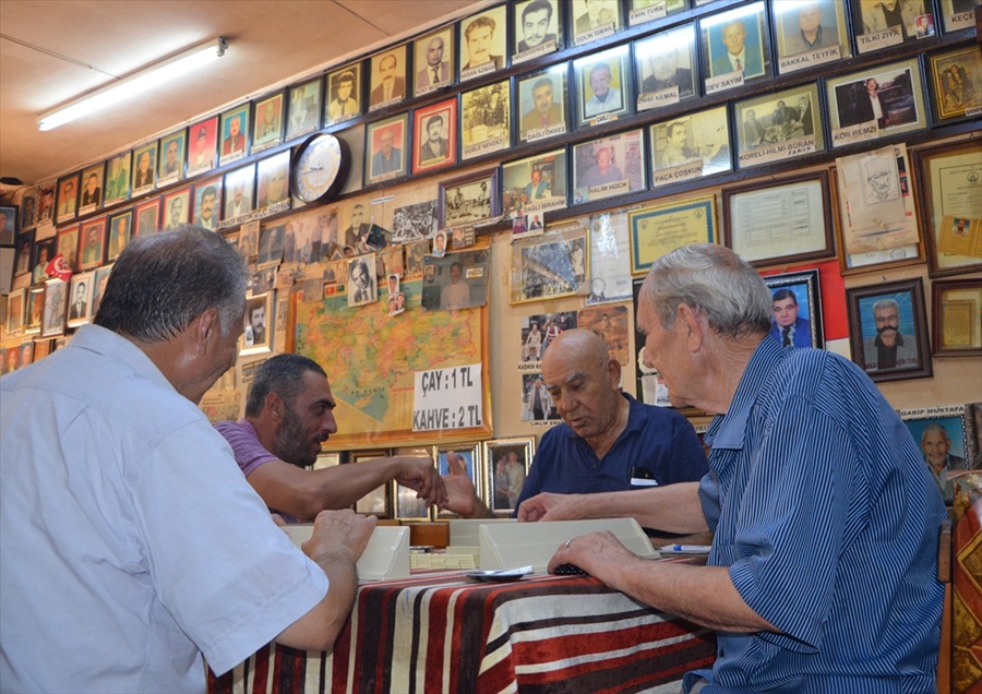 Müşterilerinin fotoğraflarını biriktirerek sergiliyor 