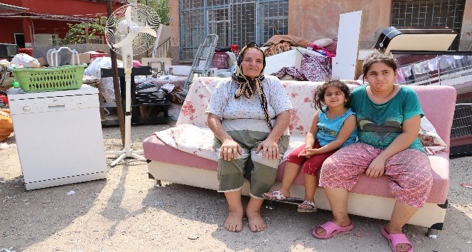 Adana'da sokağa atılan aileye valilik sahip çıktı 