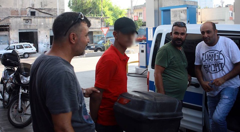 Polisi görünce uyuşturucu hapları poşetiyle birlikte yuttu