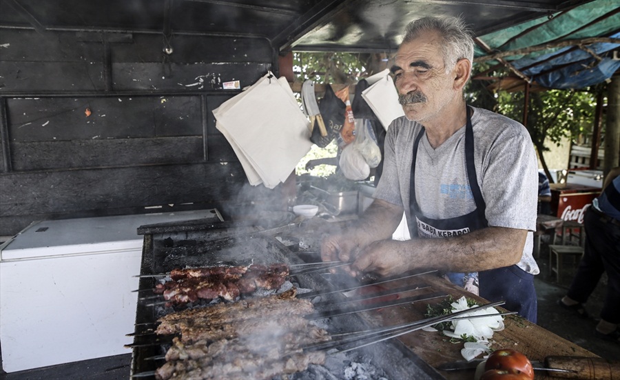 Sıcak hava Adana kebabı tutkusuna engel olmuyor..