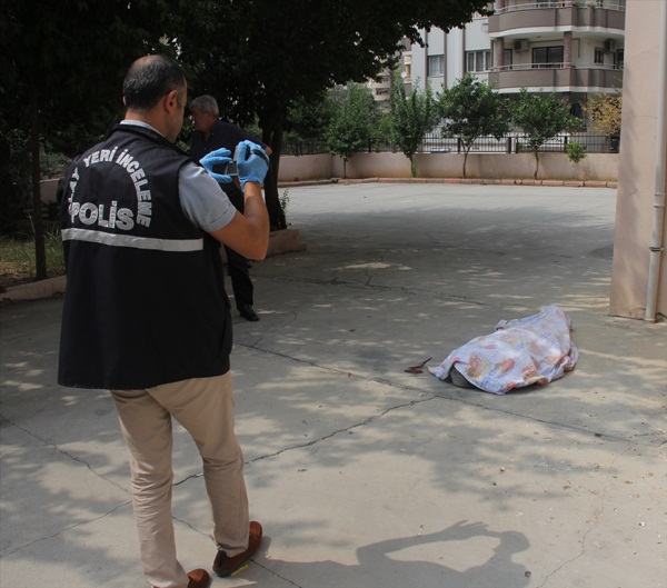Adana'da 4. kattan düşen kişi öldü