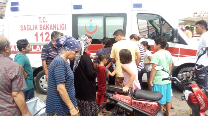 Sulama kanalına düşen çocuğu esnaf kurtardı