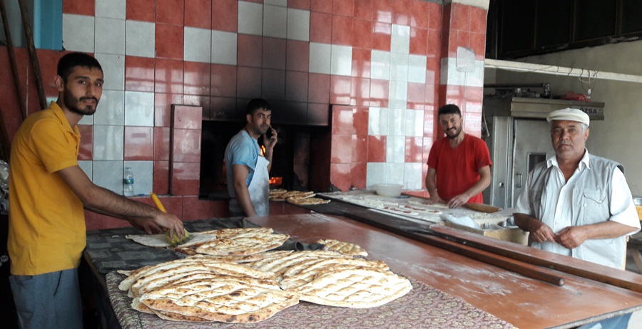 Meydan Yayılasında Sıcak Pide Durağı..