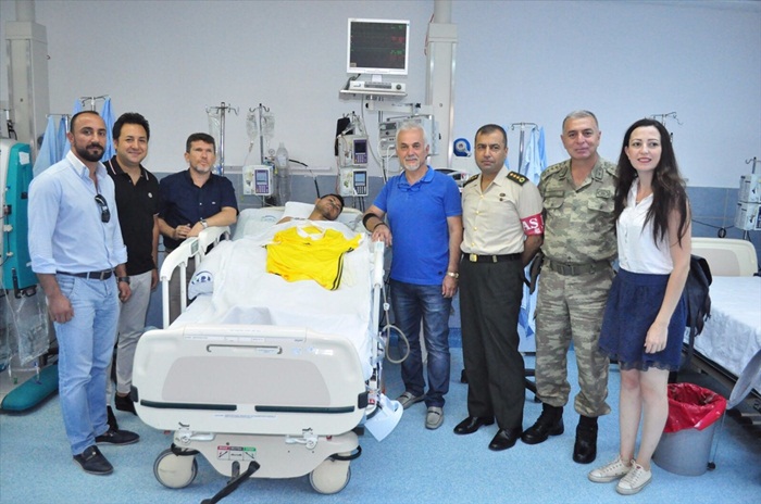 Fenerbahçeli taraftarlardan yaralı uzman çavuşa ziyaret