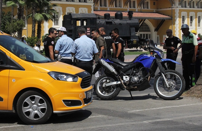 Adana'da 2 polis trafik kazasında yaralandı