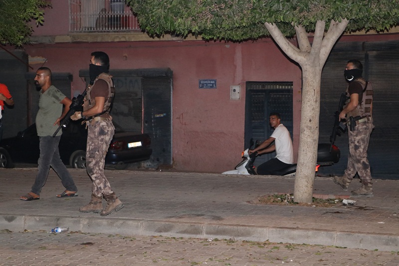 Mahalleli ve Suriyeli aile arasında sopalı bıçaklı kavga: 2 yaralı  
