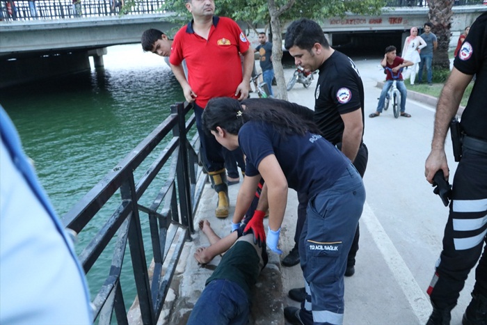 Nehre düşen kişiyi vatandaşlar kurtardı