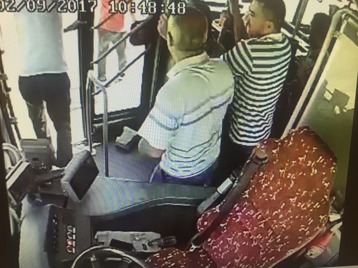 Belediye otobüsüne saldırıp, yolcuyu darp ettiler 