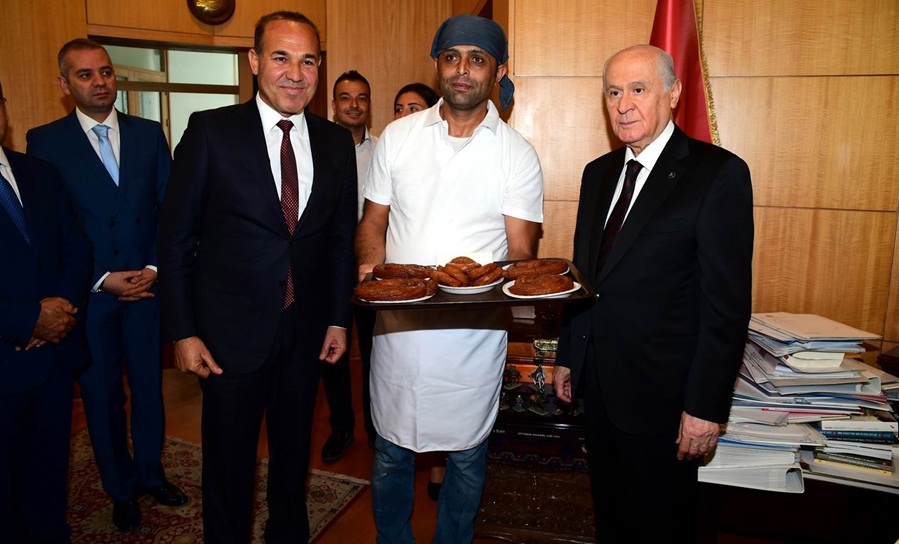Başkan Sözlü'den Bahçeli'ye Adana usulü tatlı ikramı