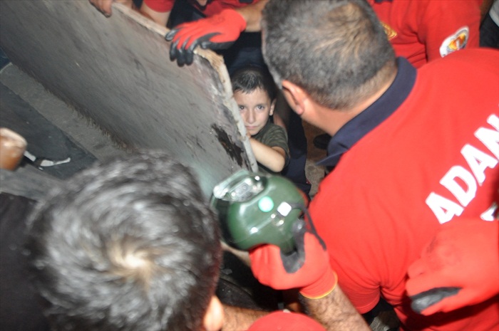Eline çivi batan çocuk itfaiye yardımıyla hastaneye kaldırıldı