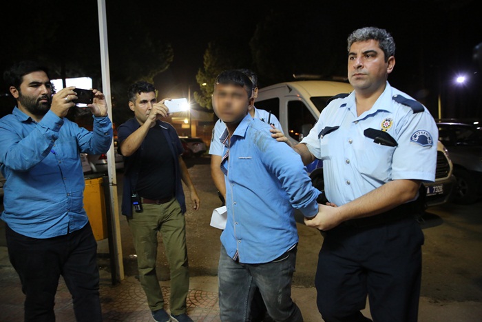 Ailesiyle yolculuk eden polis cam silen kişiler tarafından darp edildi 