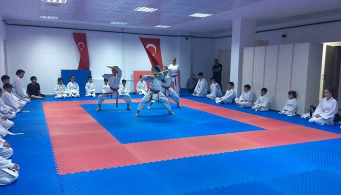 Adana Gençlik Merkezi gençlere spor faaliyetleri sunuyor