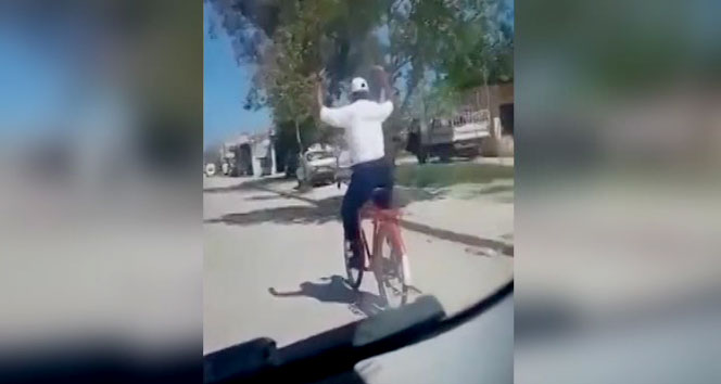 Trafikteki dinlediği müziğe kendini kaptıran bisikletli